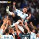 Bek timnas Argentina, Lisandro Martinez, sempat tertawa saat di tanya pendapatnya soal keputusan Lionel Messi yang menjadikan Piala Dunia 2022 sebagai turnamen terakhirnya bersama timnas Argentina.