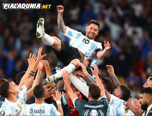 Bek timnas Argentina, Lisandro Martinez, sempat tertawa saat di tanya pendapatnya soal keputusan Lionel Messi yang menjadikan Piala Dunia 2022 sebagai turnamen terakhirnya bersama timnas Argentina.