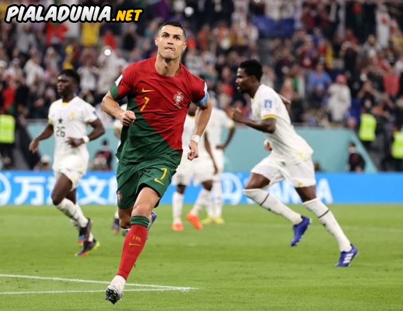 Penyerang sekaligus kapten timnas Portugal, Cristiano Ronaldo, mengukir sejumlah rekor di Piala Dunia 2022 dengan status pengangguran elite.