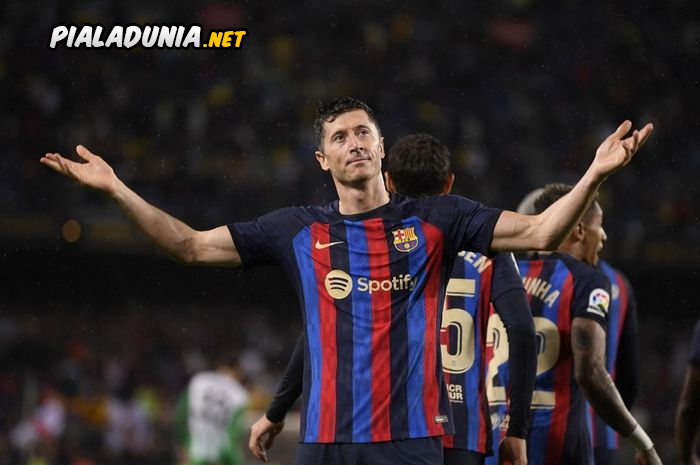 Bisa Berbagi Ruang Ganti dengan Messi Penyerang Barcelona, Robert Lewandowski, di kabarkan menolak tawaran dari klub Arab Saudi demi bisa berbagi ruang ganti dengan Lionel Messi.