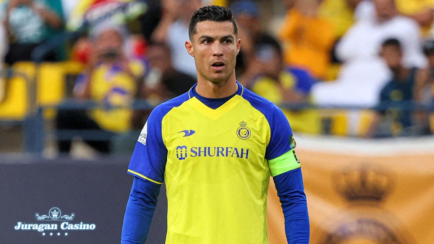 Mantan pemain Manchester United itu menyerang Cristiano Ronaldo dengan mengatakan dia pindah ke Arab Saudi karena uang.