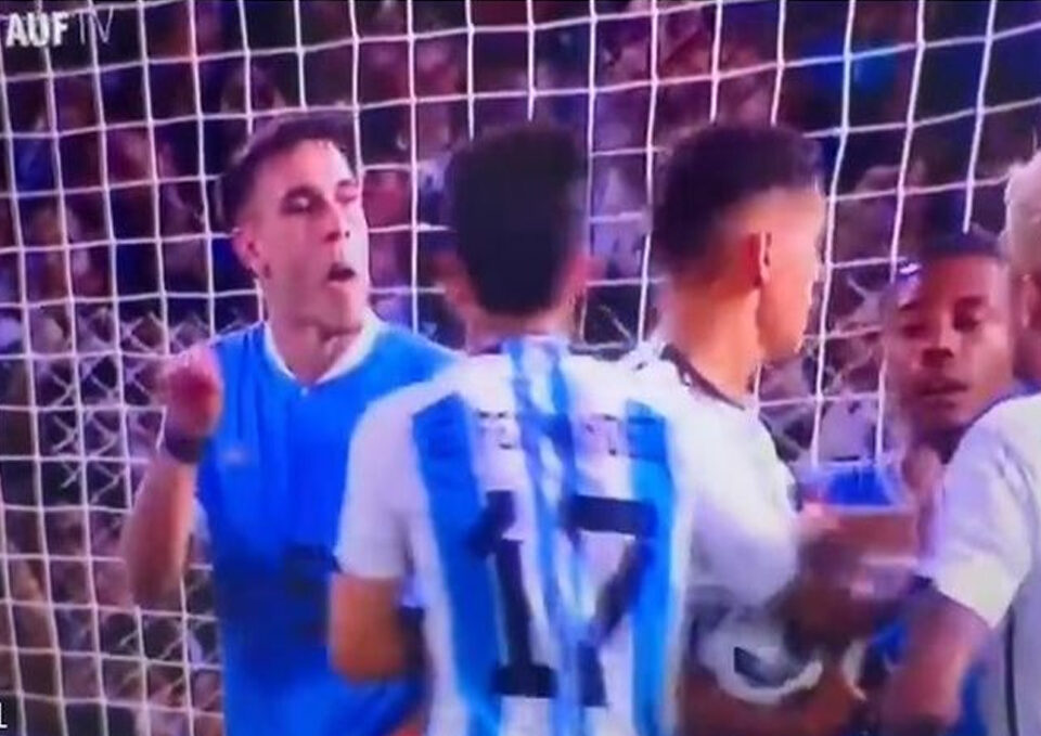 Kualifikasi Piala Dunia 2026 - Ucapan Tak Senonoh Pemain Uruguay ke De Paul, Messi Dilecehkan